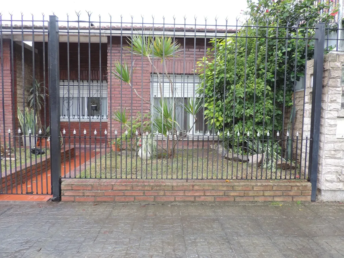 Casa P.h, Al Frente, Comedor; 2 Dor; Cocina; ; Baño A Estrenar, Lav. Jardin; Parrilla;lote Libre; 2 Patios