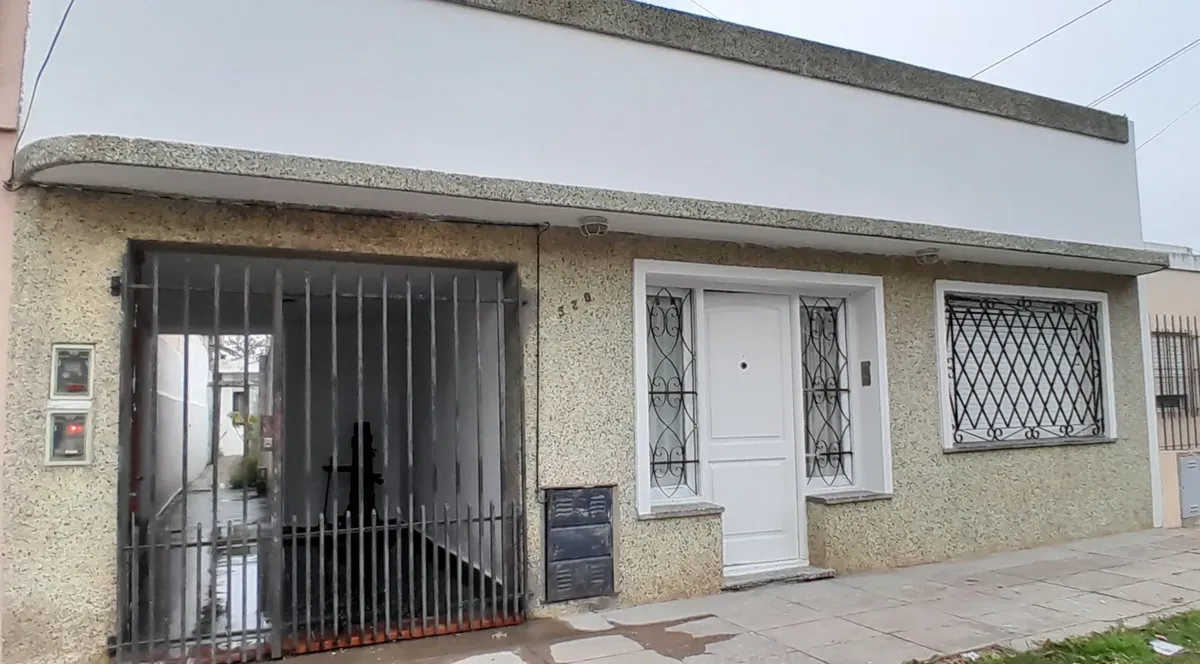 Hermosa Casa Recién Pintada, 2 Dormitorios, Living, Cocina, Comedor, Baño Completo, Lavadero Cubierto, 2 Patios, Jardín, 2 Aires Acondicionados Frío, Termotanque A Gas,opcíon Garage