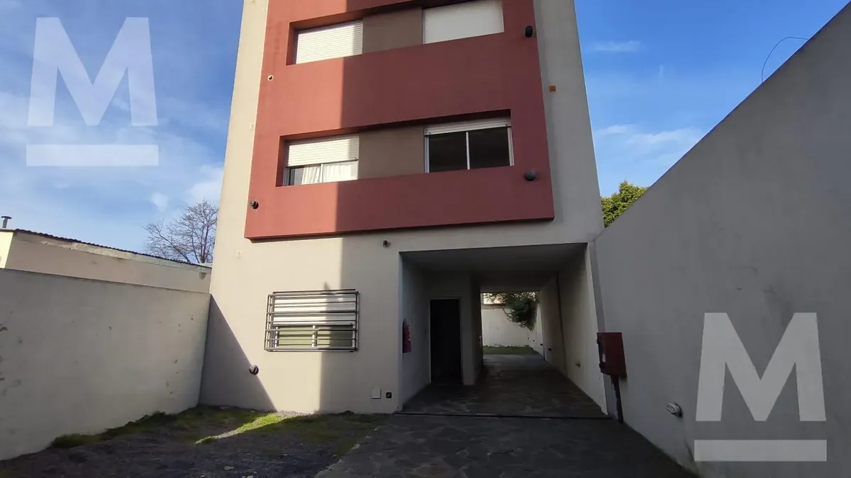 1 dormitorio con balcón