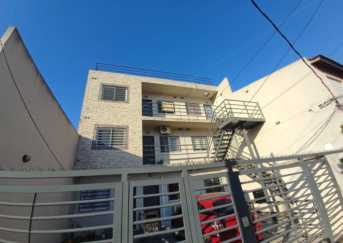 Alquiler Depaartamento 2 Amb Primer Piso Por Escalera Excelente Ubicación- San Justo