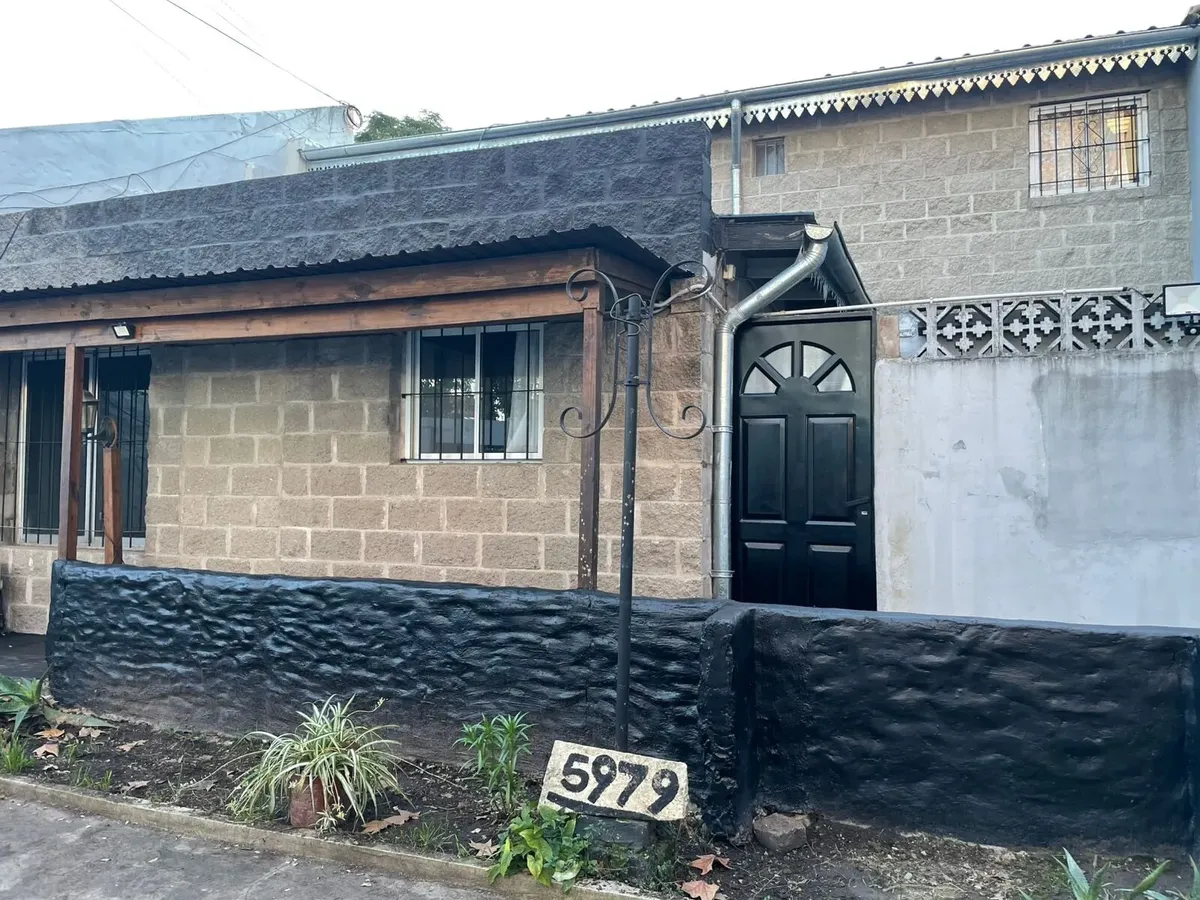 Casa en dos plantas con cochera