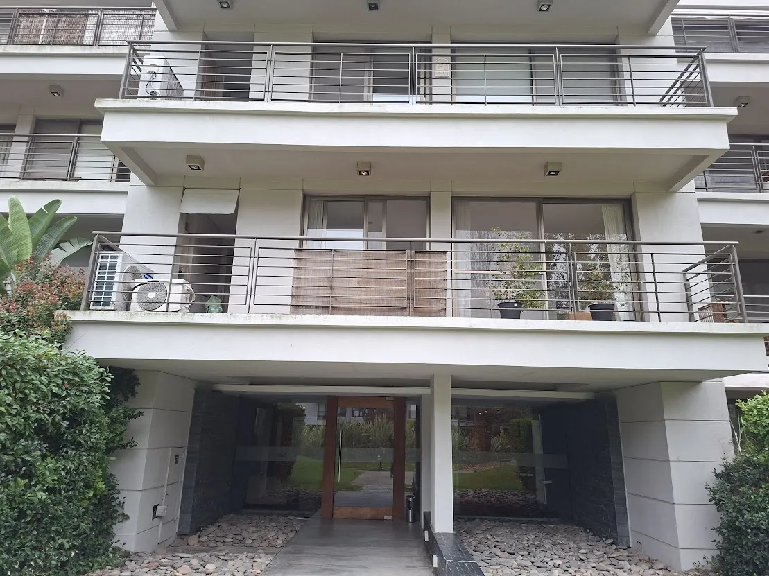 Bellísimo Monoambiente Con Tabique Para Formar 2 Ambientes. Súper Luminoso. En 1° Piso Con Vista Al Jardín. Tiene 1 Cochera Descubierta. Acceso A Pileta, Gimnasio, Sum