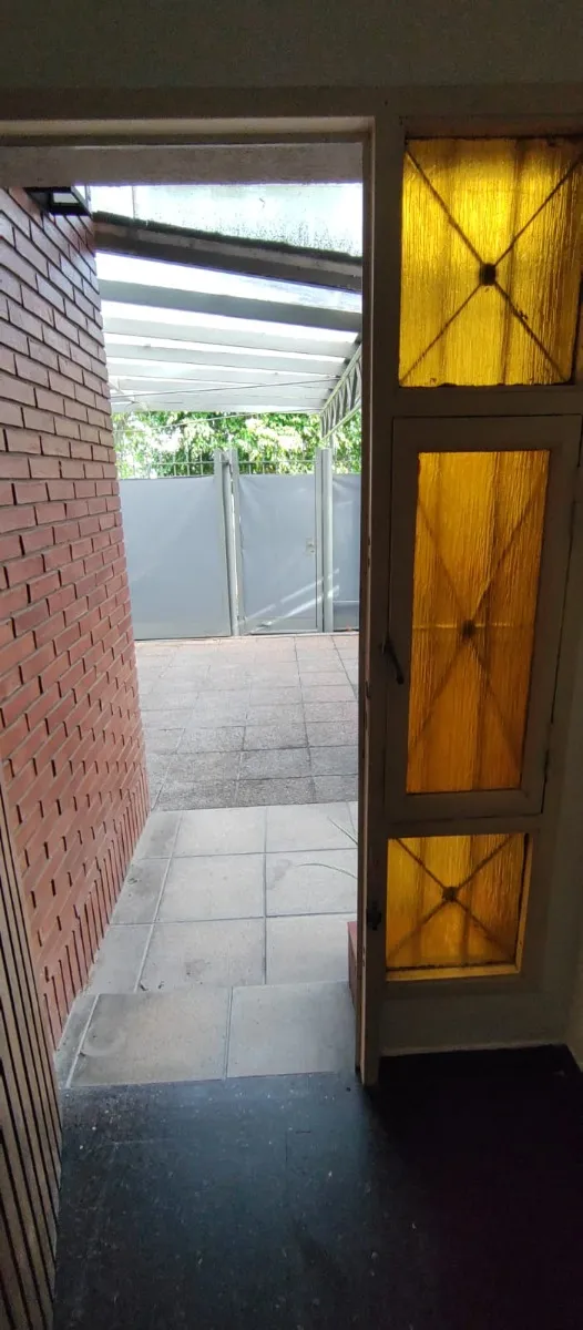 Alquiler De Departamento En Banfield : 2 Ambientes Con Entrada De Auto, Impecable