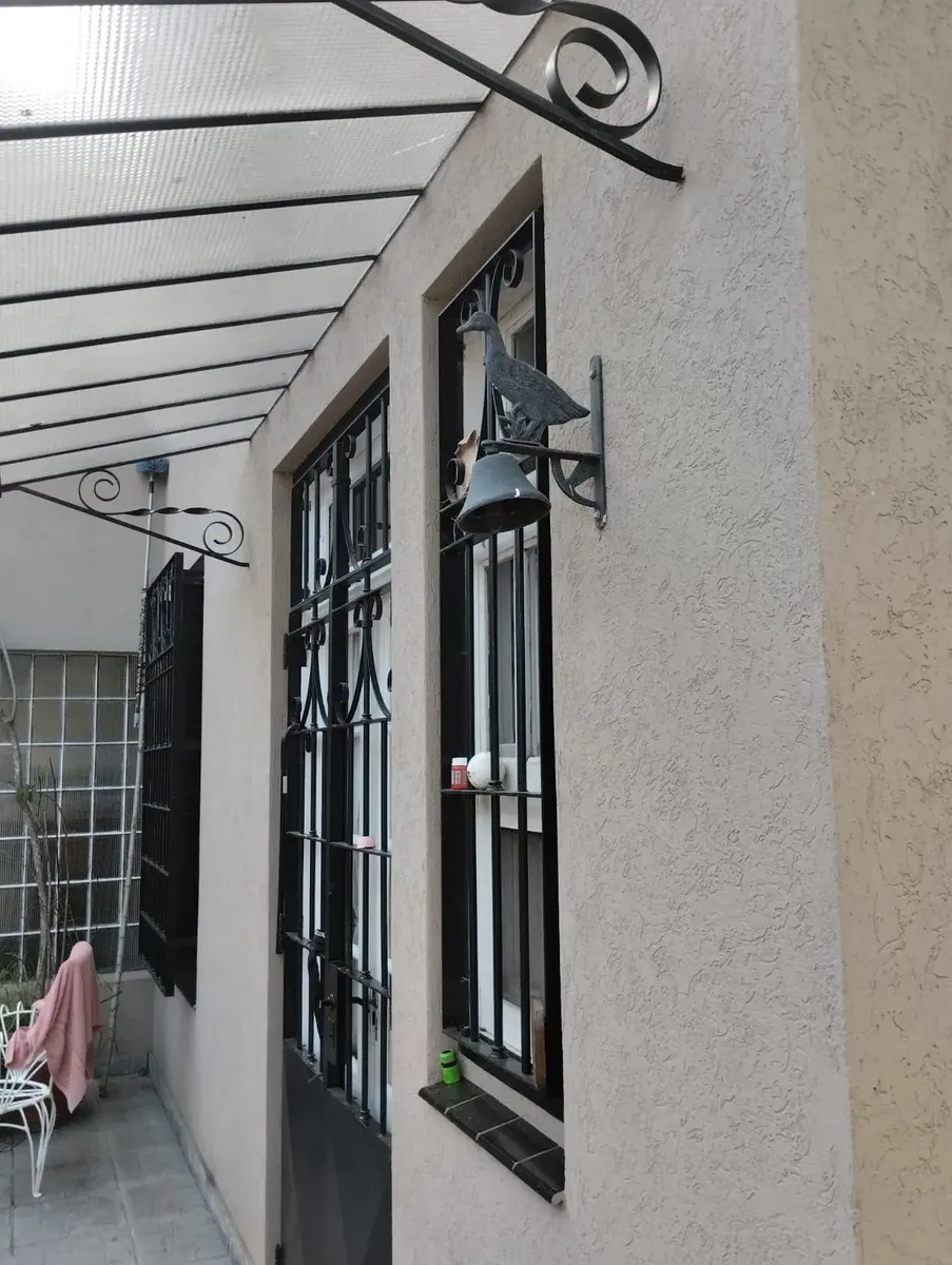 Chalet Dos Plantas 4 Dormitorios Gran Parque. Tres Baños. Lavade. Garage. Estilo Ingles. Escalera Con Luz Natural Al Corazon De La Casa. Aberturas De Calidad. Ventiladores De Techo. Amplio Espacio