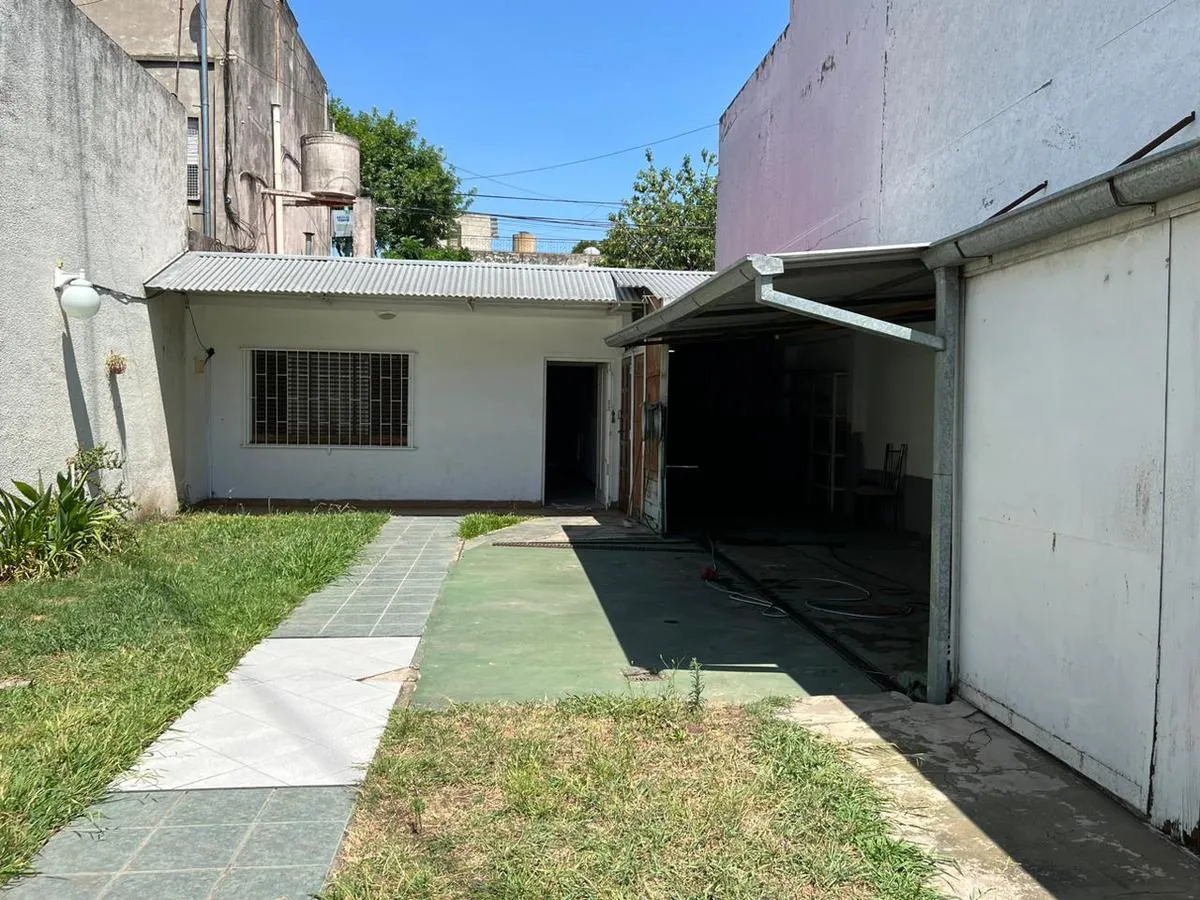 Casa con jardín y cochera