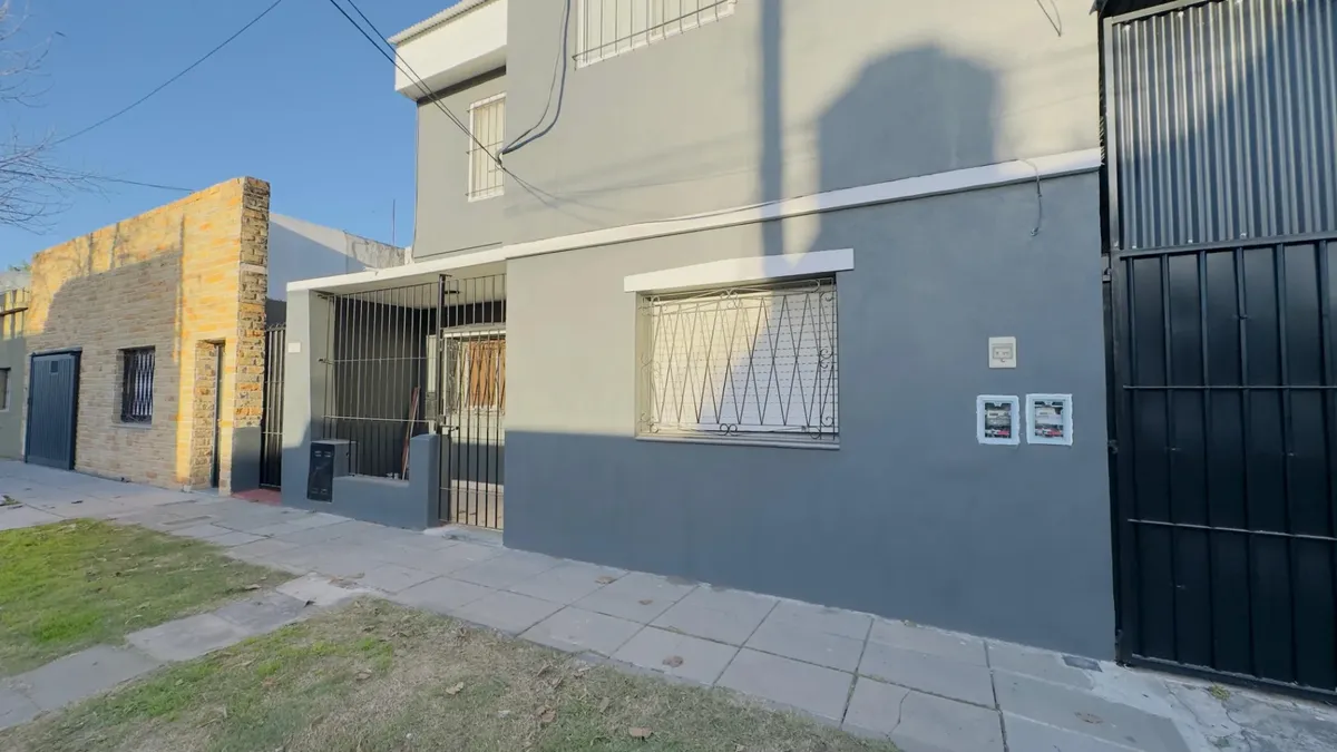 Casa Con Patio Disponible En Alquiler