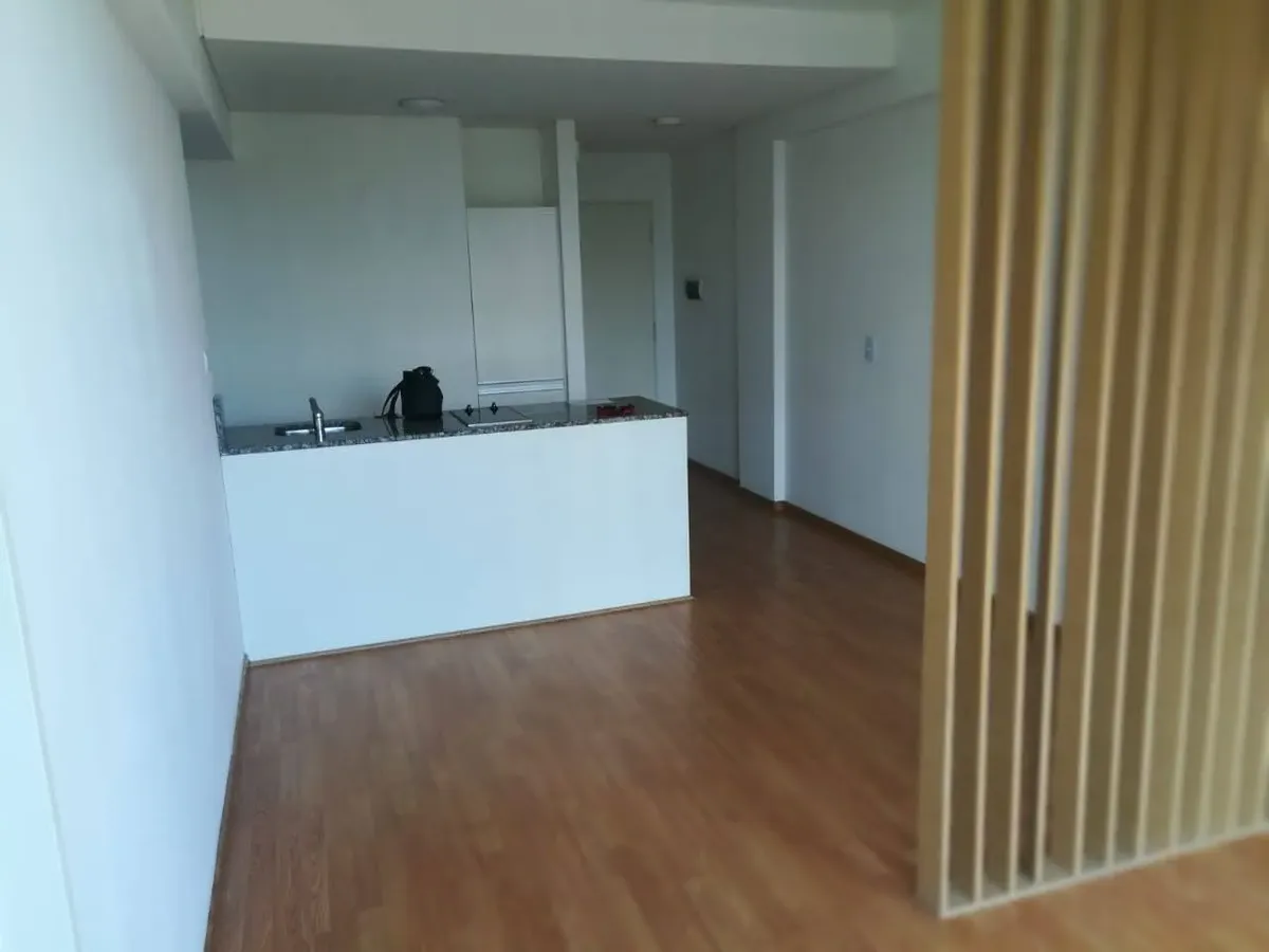 El Departamento Está Ubicado En Bernardo De Irigoyen En Un 4to Piso Al Frente Muy Luminoso,a Una Cuadra De Estación De Subte,líneas De Colectivos Y Estación Constitución Y Facultadesultades Uade Y Uai