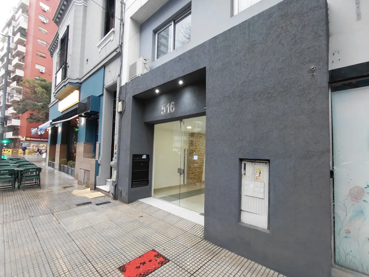Monoambiente al frente con balcón