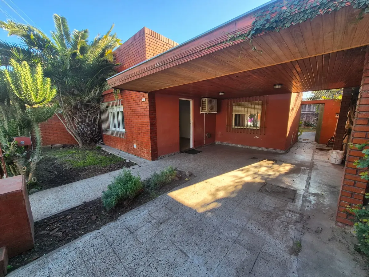 Alquiler Casa De Tres Ambientes Con Cochera Y Jardin