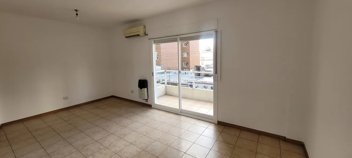 Departamento De 2 Ambientes Y Medio. Excelente Estado De Mantenimiento. Villa Ballester Centro