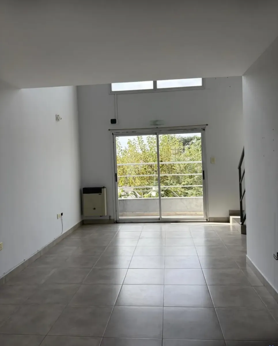 Loft En Av. Acceso A Líneas De Colectivos, A 6 Cuadras De La Estación De Tren Y Zona Peatonal De Quilmes. Cuenta Con Ambientes Amplios Y Cómodos, 2 Baños, 1 De Ingreso Y Otro Con Ducha Y Bañera