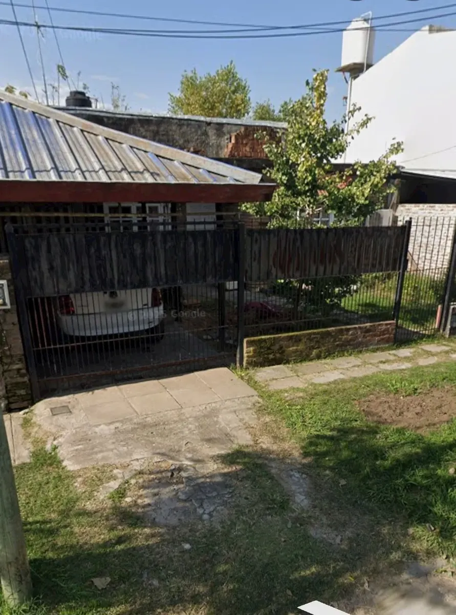 Casa Remodelada 3 Habitaciones Y Altillo Que Sirve Como Hsbitacion Todo Cerrado Perimetralmente Amplio A Una Cuadra De Escuela San Martin