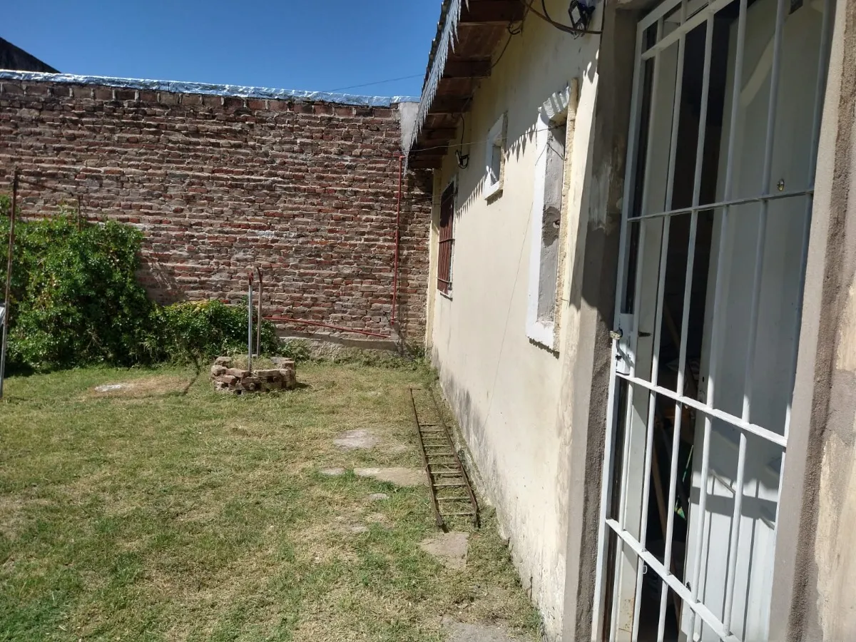 Alquilo Casa De 2 Ambientes,jardín Y Cochera. Facil Acceso A Capital