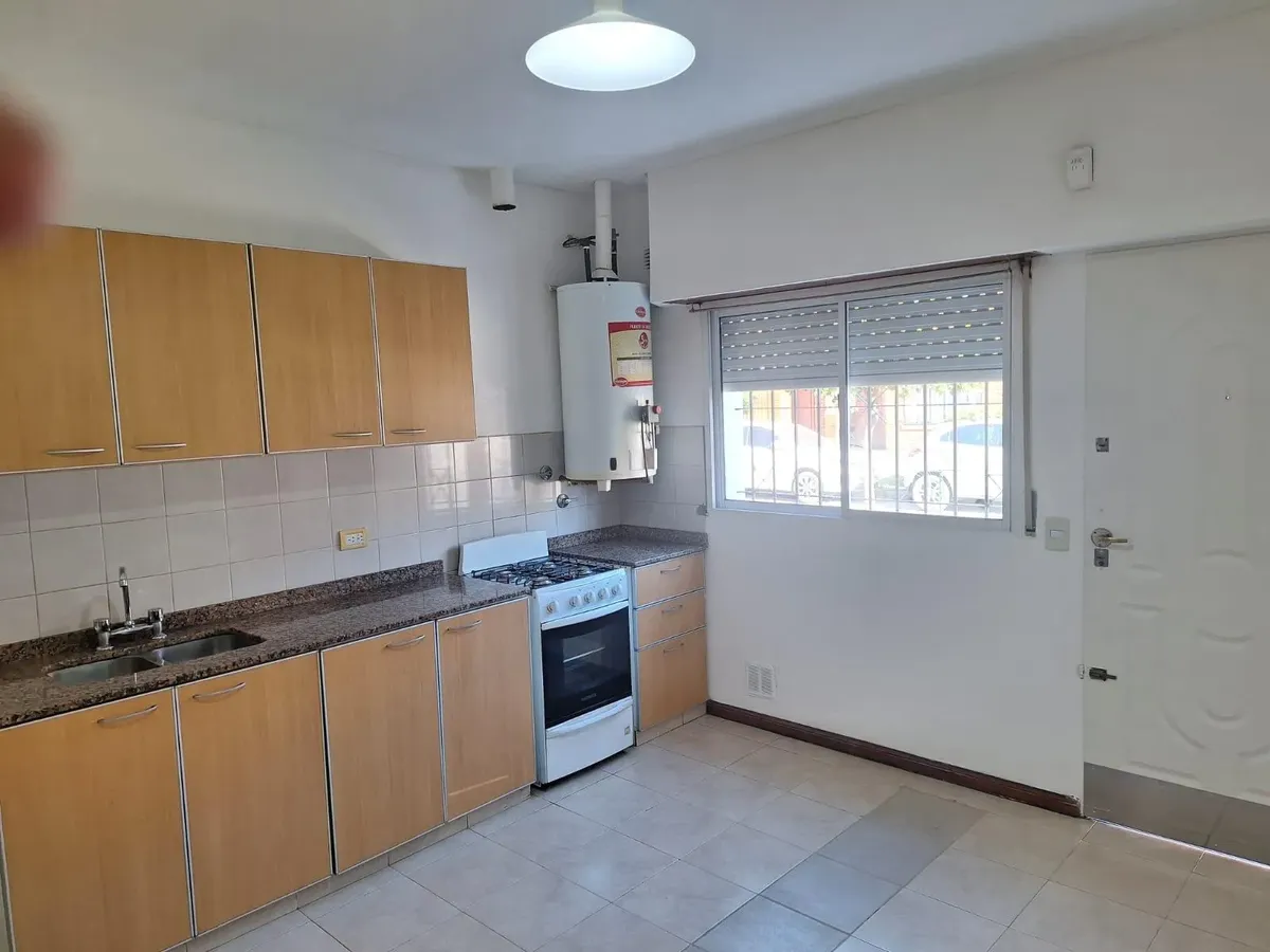 Ph De Dos Ambientes Con Patio Y Terraza En Alquiler En Sarandí