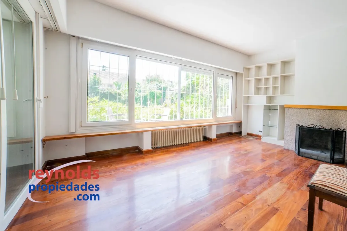 Casa em um nível, jardim e piscina