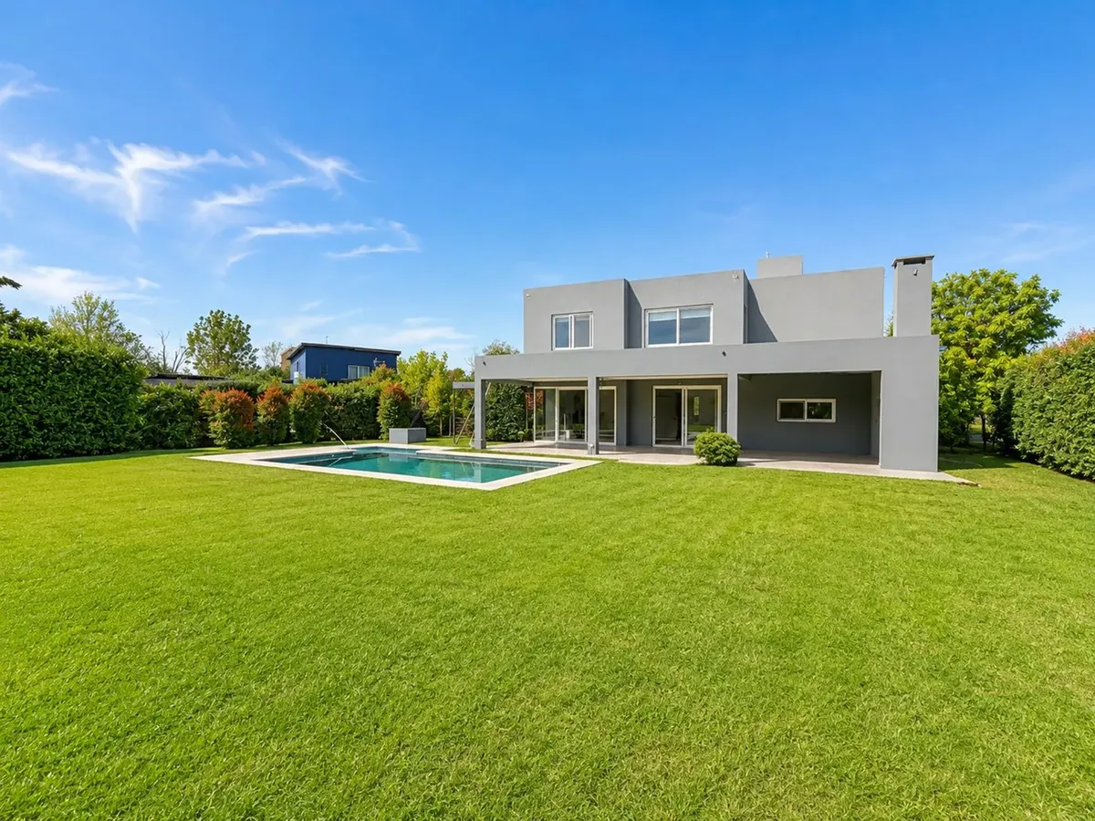 Casa com piscina e jardim
