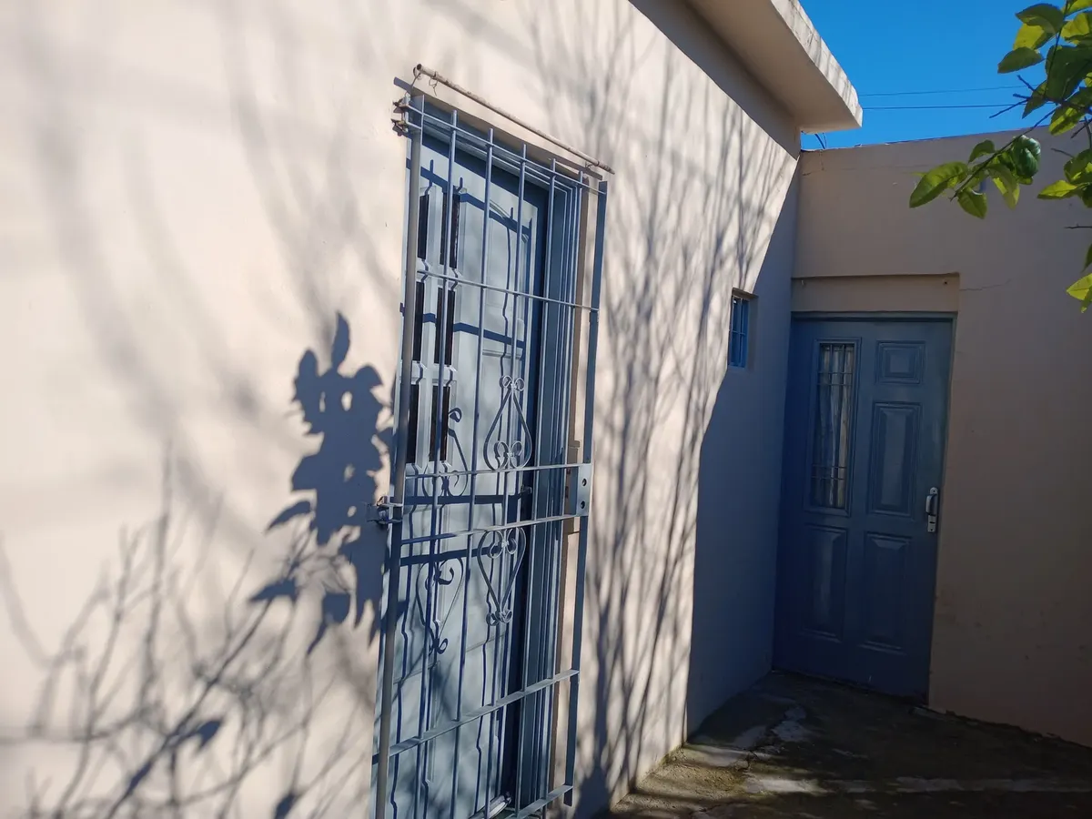 Casa 3 Amb Refaccionada A Nueva. Totalmente Pintada, 2 Aires Acondicionados Frío/calor, Con Lavadero Y Cochera. Requisitos, Garantía, Recibos De Sueldo, 1 Mes De Dep. 1 Mes De Adelanto