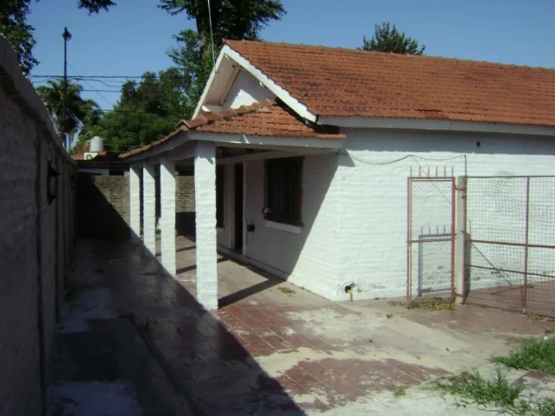 Chalet 2 dormitorios, patio y cochera