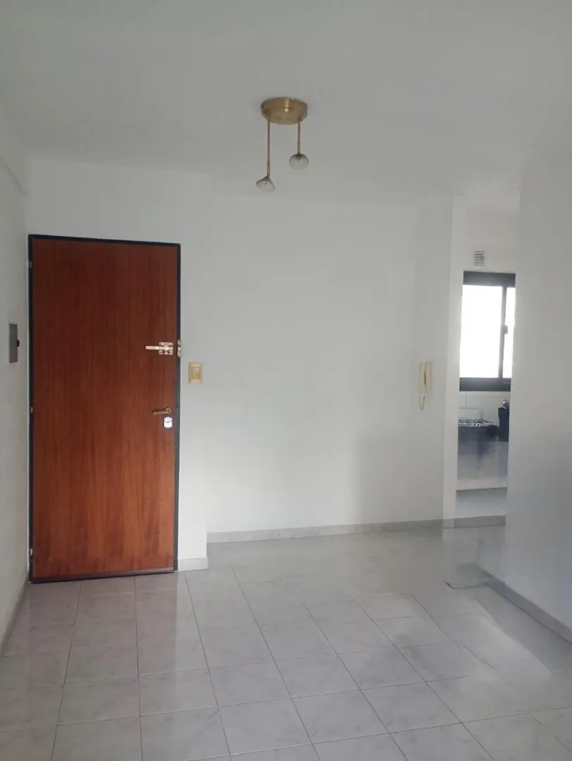 3er piso con balcón y cocina separada