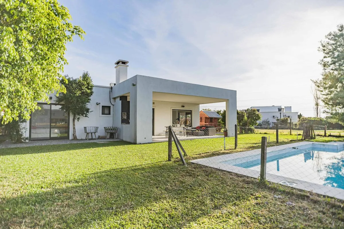 Casa 3 dormitorios, pileta 4x8