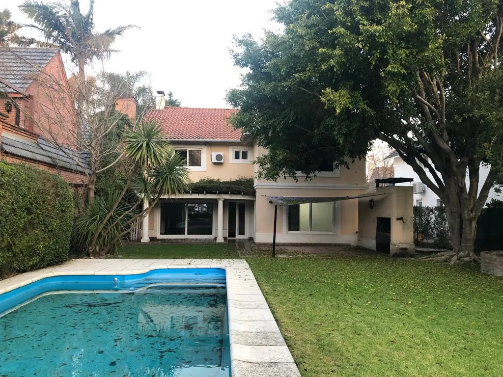 Casa con pileta y parrilla
