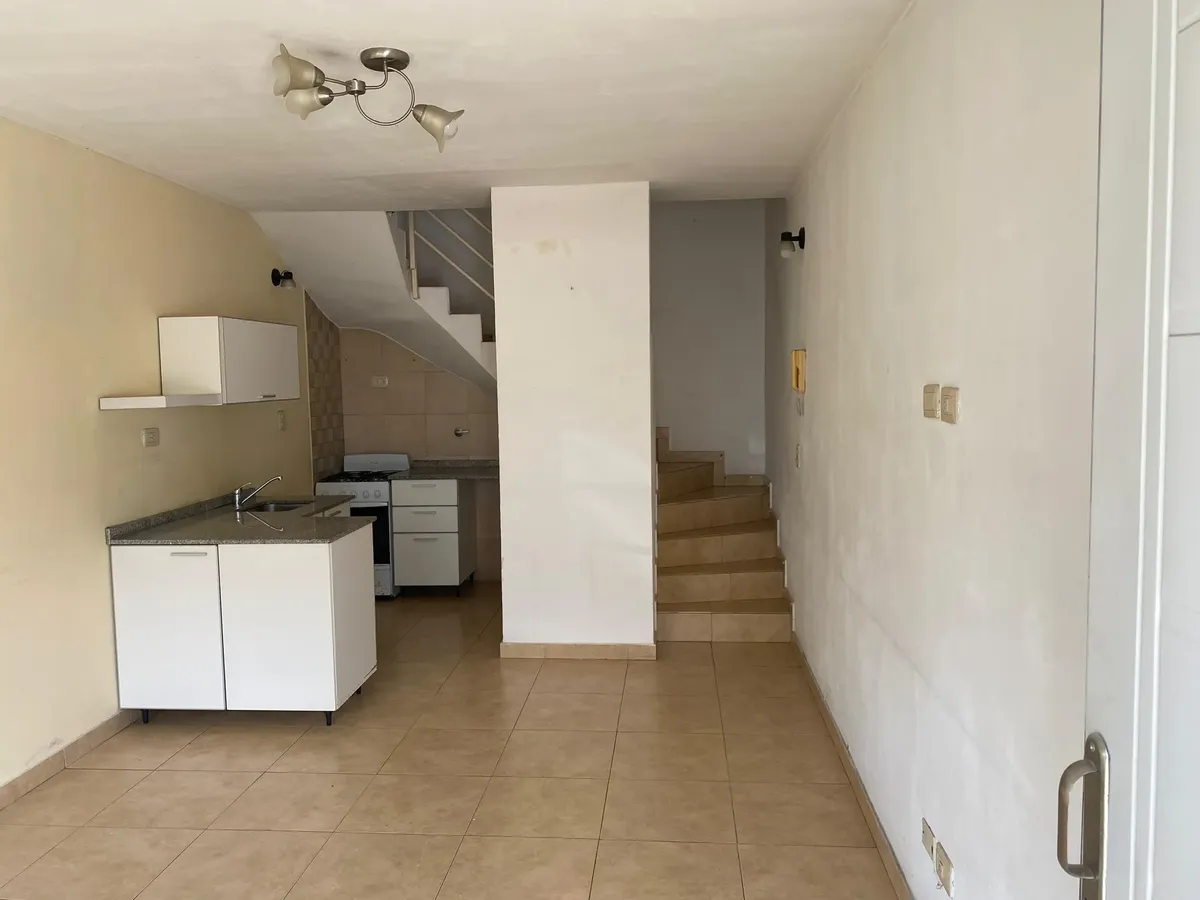 Duplex 2 Ambientes Y Medio Con Cochera En Alquiler. Villa Luzuriaga