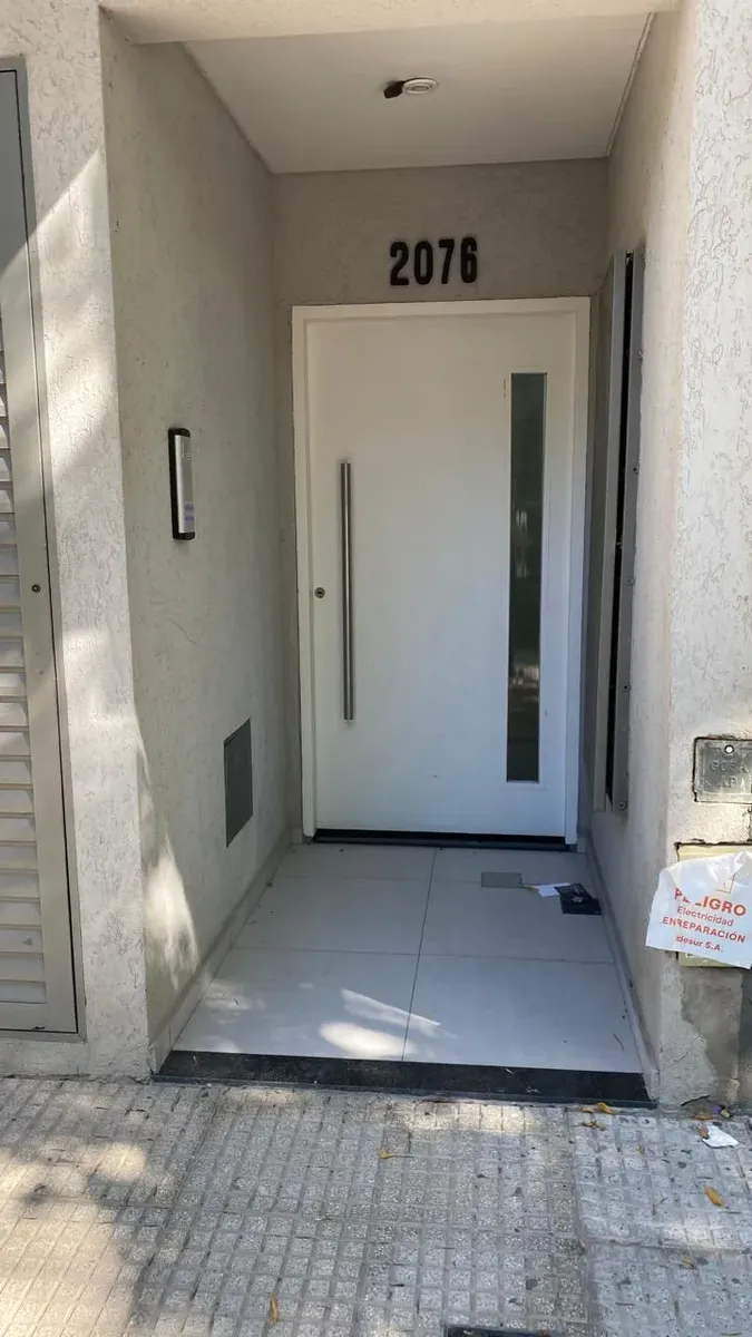 Alquiler Depto Tipo Casa 2 Amb Lateral Con Balcón 1 Piso X Escalera Impecable Muy Luminoso
