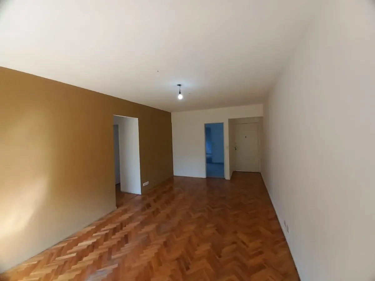 3 ambientes con balcón al frente