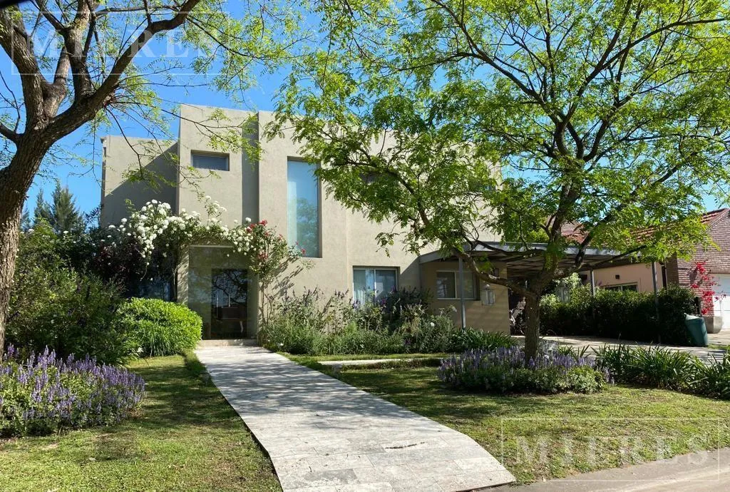 Casa con pileta y 3 dormitorios
