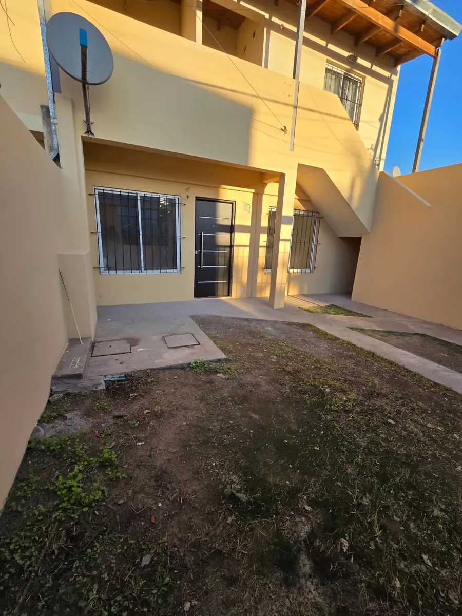 3 dormitorios, patio y cochera