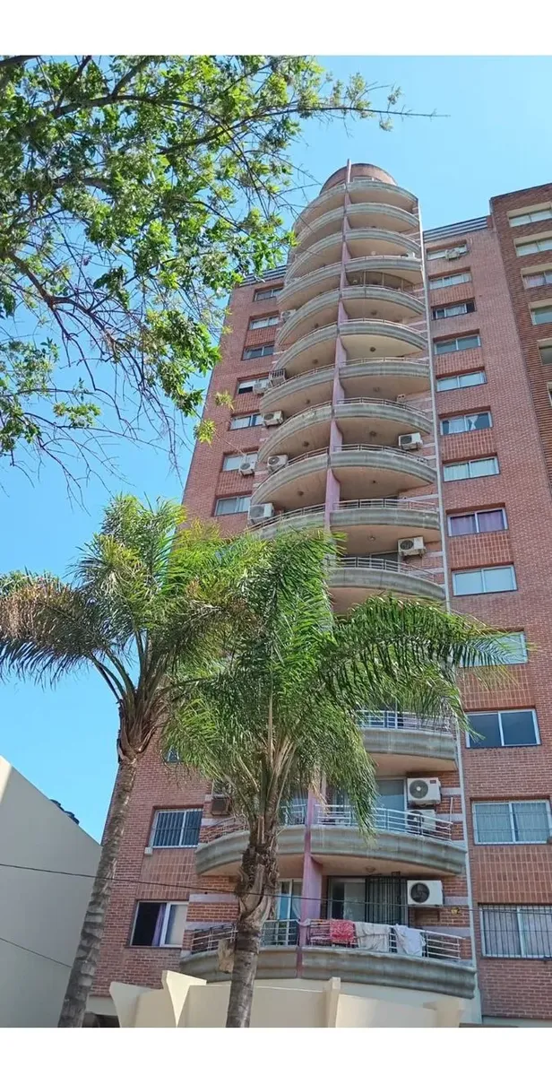 Alquiler Amplio Departamento Con Balcón Ubicación Privilegiada! Único Por Dimensiones!