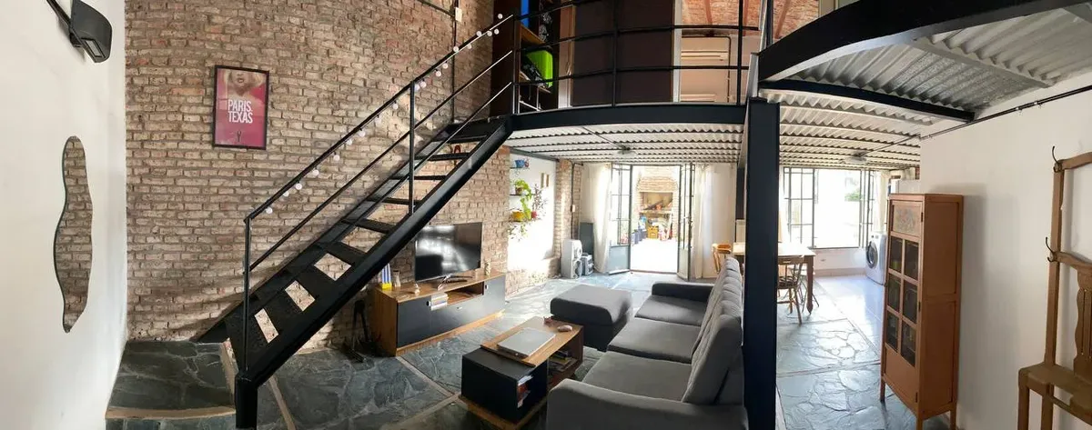 Loft com mezanino e pátio