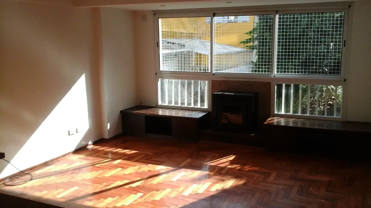 Bello Y Silencioso Departamento Con Patio, Jardin, Lavadero Independiente Y Cochera