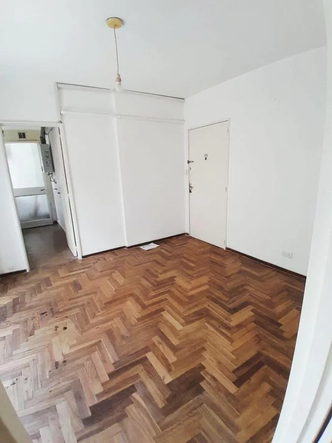 1 quarto, piso de madeira