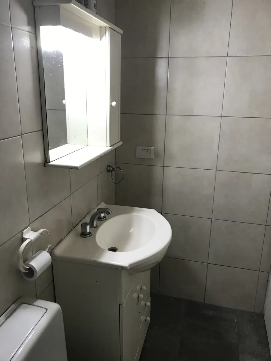 Departamento De 3 Ambientes En 1er. Piso Contrafrente Con Patio Semicubierto.