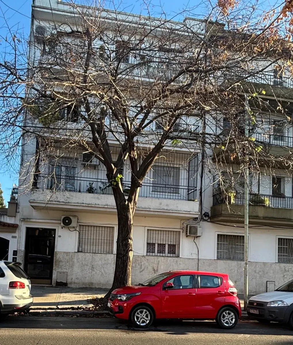 3 Amb Cfte 70 M2 Con Balcon 1° Piso Por Escalera - Impecable - Baño Y Cocina Nuevo Bajas Expensas Lav Cubierto