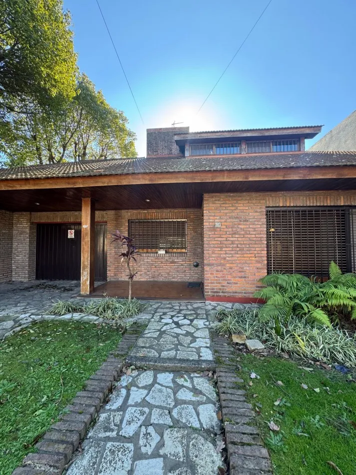 Casa En Planta Alta Con Fondo En Alquiler