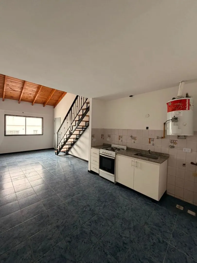 Departamento 3 Ambientes Con Balcon Al Frente Sobre Avenida Arieta. Excelente Ubicacion