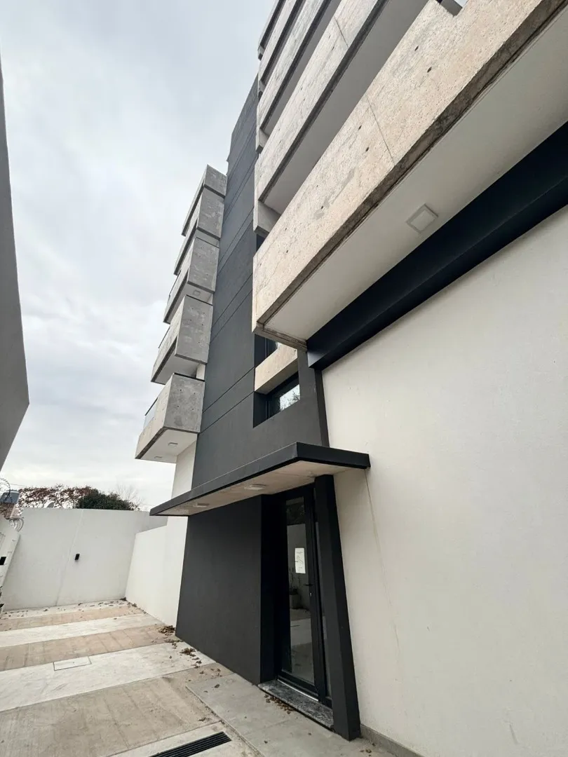 Monoambiente con balcón en L