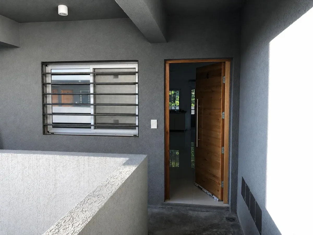 Don Torcuato, Alquiler Departamento 3 Ambientes, 60m2 Totales, Balcon Corrido, Cochera Fija Y Pileta De Uso Común
