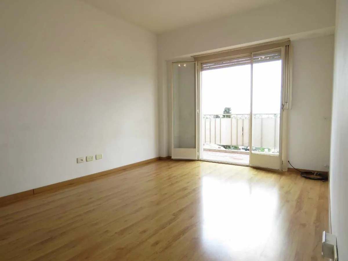 Monoambiente con balcón y vista abierta