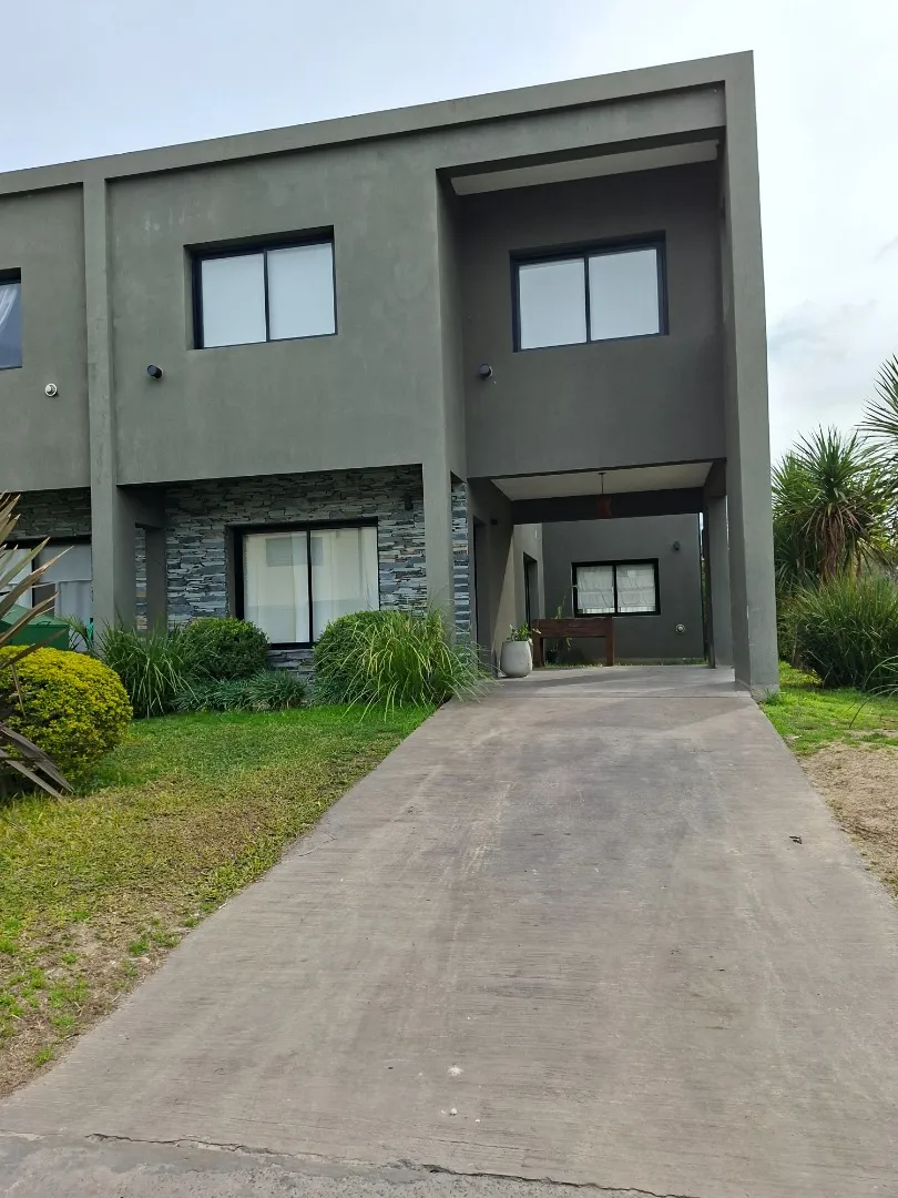 Casa 5 ambientes, barrio cerrado