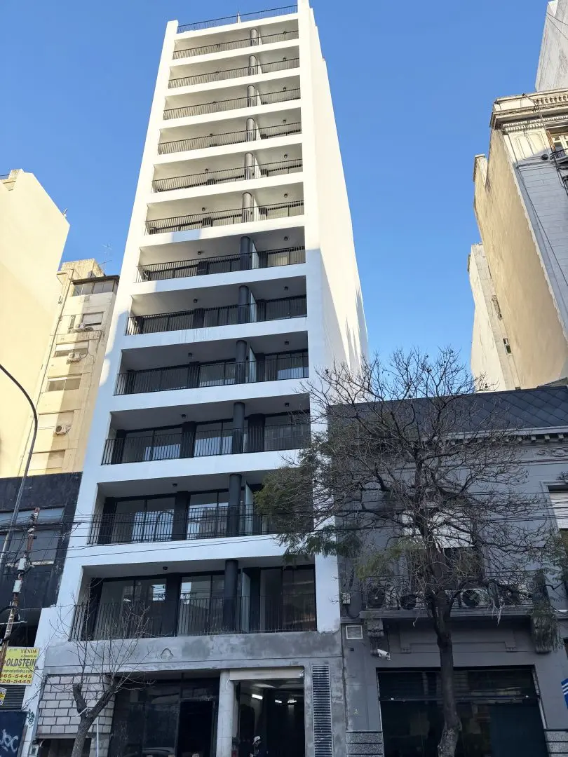 Monoambiente con balcón y piscina