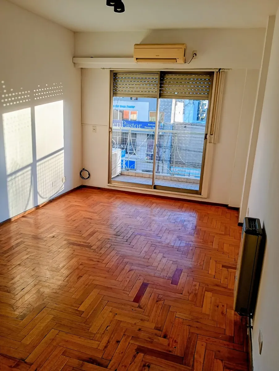 2 Ambientes En Alquiler Al Frente Con Balcón.