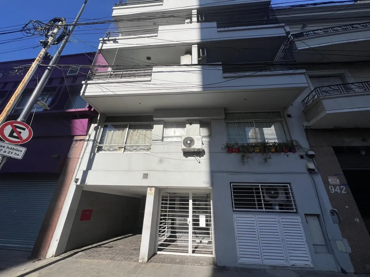 Piso 3 con balcón y piscina