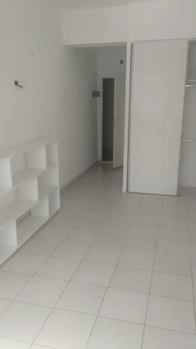 Front-facing studio, 1st floor