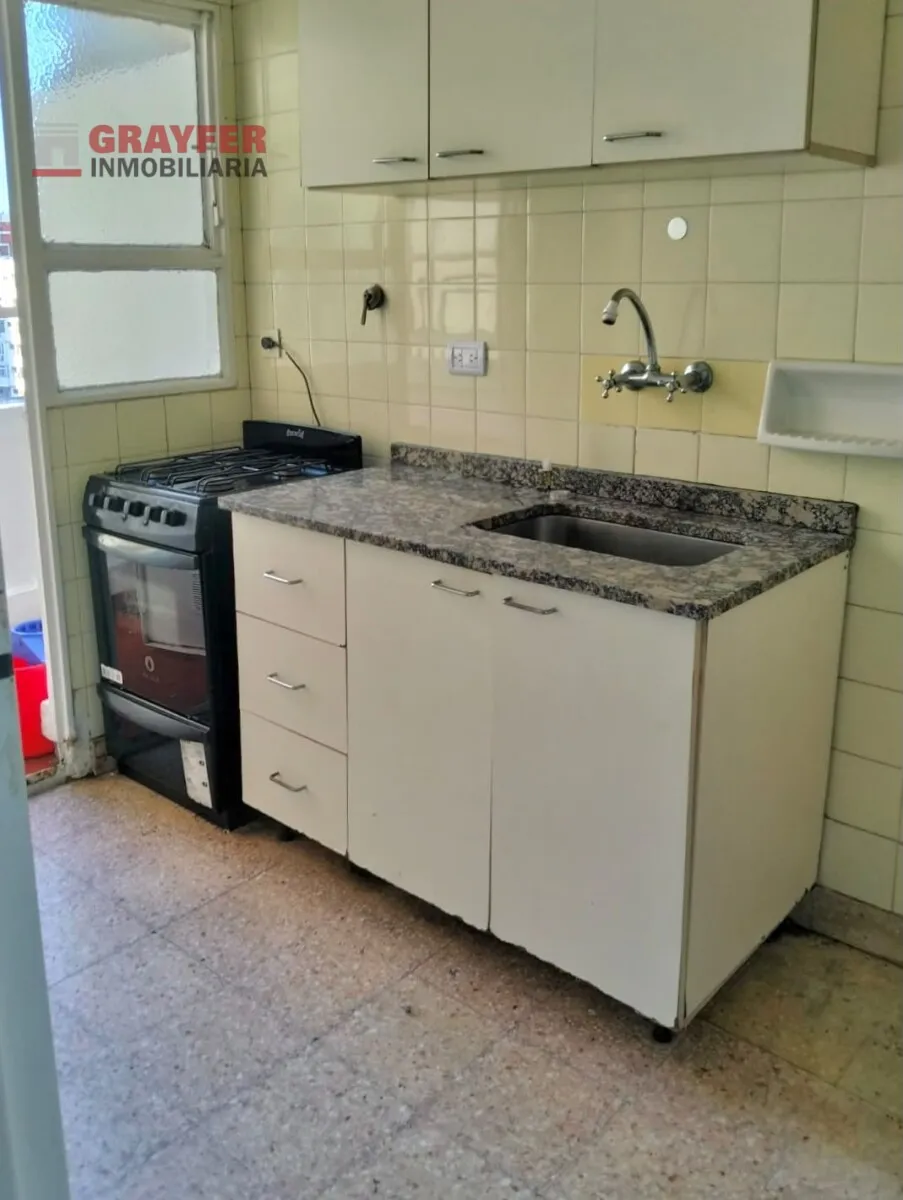 Monoambiente con balcón y cocina a gas