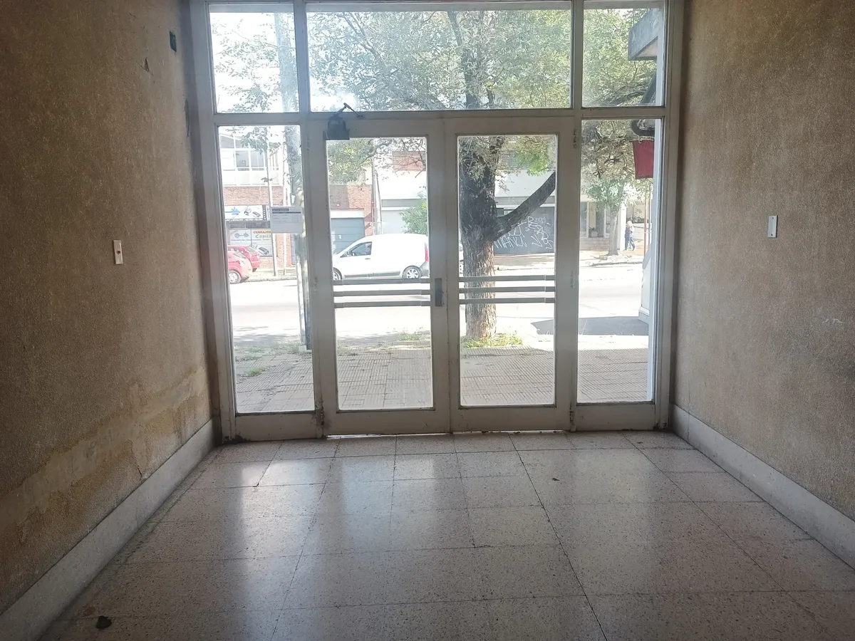 Amplio Depto Alquiler 60 Y 18, 2 Dormitorios, Bajas Expensas