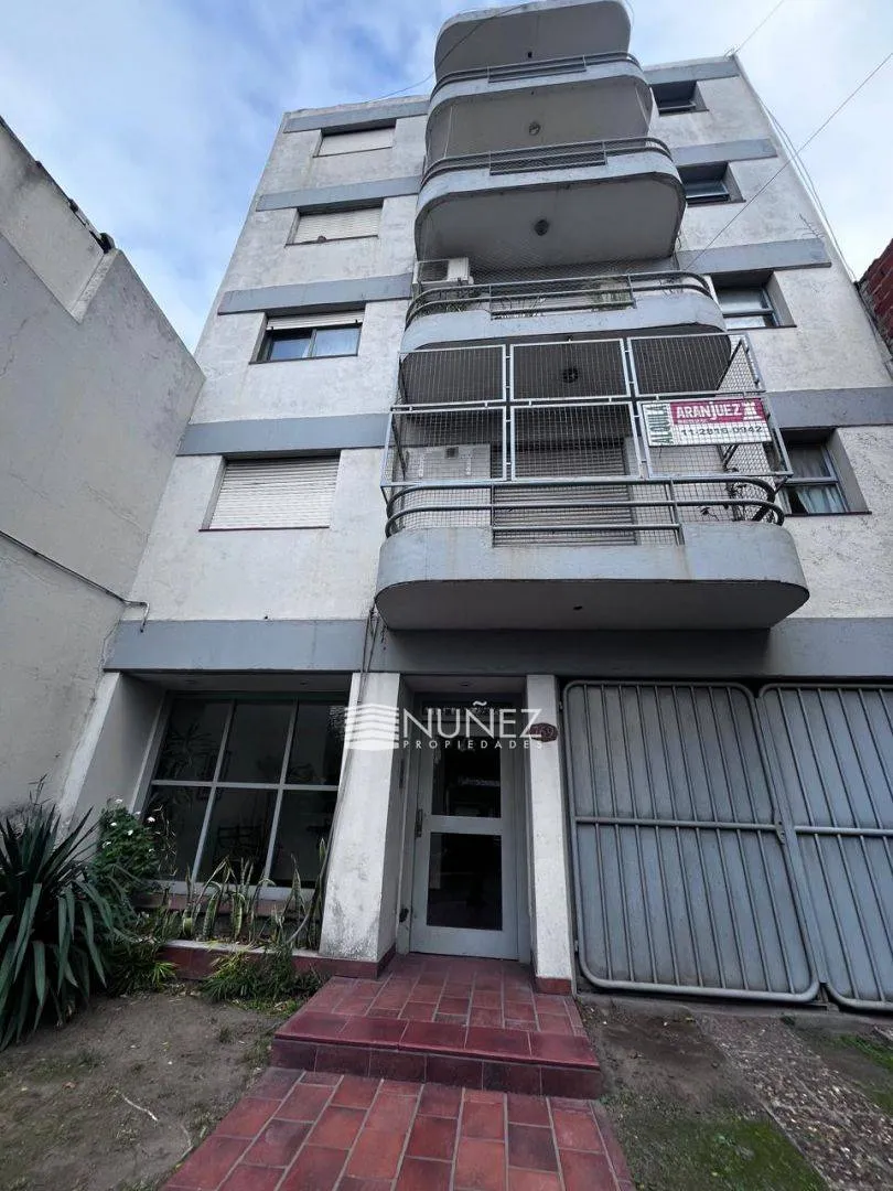 4° piso con balcón y AC