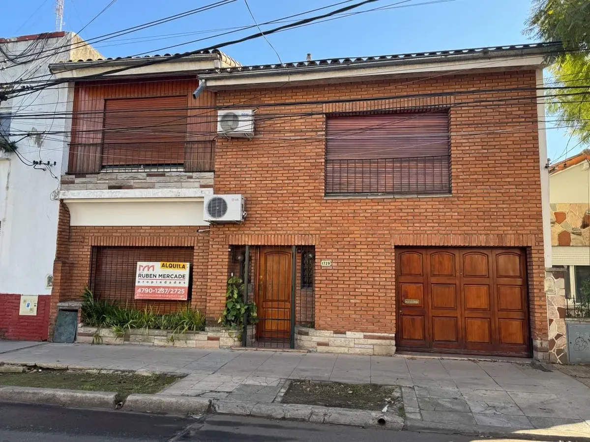 Casa en Olivos con jardín y quincho